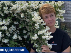 Воспитателя Наталью Ефремову поздравляют с праздником