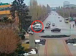 Расплатой за невнимательность стало покореженное авто: ДТП в Волжском