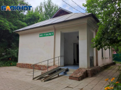 Один достойный туалет на весь Волжский? Старый парк удивил наличием обустроенных кабинок