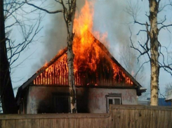 Неизвестные подожгли дом в Среднеахтубинском районе