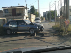 «Четырнадцатая» всмятку: в Волжском автомобиль врезался в забор