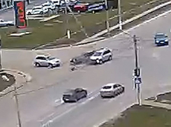 В среду в полдень две иномарки столкнулись в Волжском