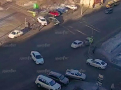 В Волжском нарушитель на скорости влетел в авто