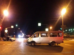 В Волжском маршрутка с пассажирами попала в ДТП