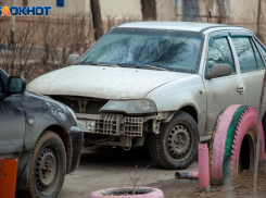 Таким машинам не место во дворах Волжского: в городе эвакуируют автохлам