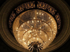 В Волжском в ДК «ВГС» спустят легендарную чешскую люстру