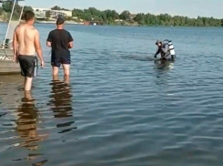На пляже в Волжском водолазы ведут поиски 52-летнего мужчины