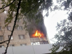 В Волжском горели сразу два смежных балкона