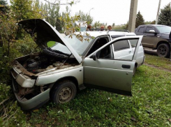 ВАЗ остался без переднего бампера из-за ДТП в Волжском