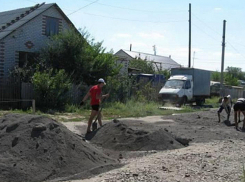  В небольшом поселке в Волжском жители сами научились зарабатывать деньги на дороги и благоустройство
