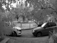 Группа подростков режет шины машинам в Волжском