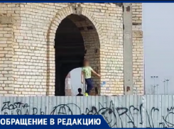 «Опасная игра»: маленькие дети замечены на заброшенной стройке в 30-м микрорайоне Волжского