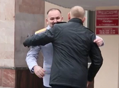 Теплыми объятиями обменялись мэр и глава УМВД на Дне полиции в Волжском 