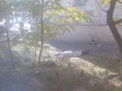 28-летнюю волжанку сгубила привычка курить, сидя на перилах балкона