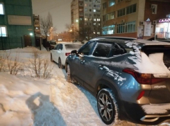 В Волжском автохамы заполнили всю пешеходную дорожку 