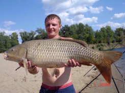 Рыбаки на Волге и Ахтубе ловят рыбу большую и большую