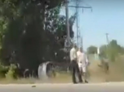 Сильным вихрем унесло иномарку во время аварии на въезде в Волжский