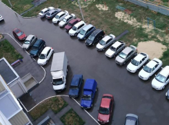 Волжские «яжматери» против парковки во дворах