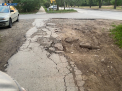 «Ни пройти ни проехать»: разбитые пешеходные дороги заполонили Волжский