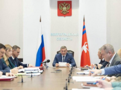 Андрей Бочаров провел оперативное совещание: в Волгоградской области вводят ограничения для транспорта