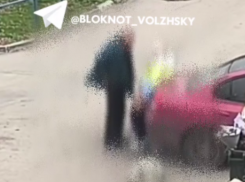 Женщина справила нужду на глазах у прохожих в Волжском: видео