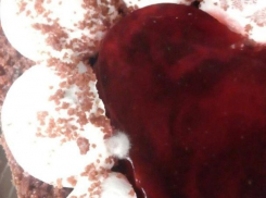 В «Перекрестке» тортик с плесенью стоит 300 рублей, - волжанин