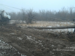 На трассе под Волгоградом большегруз повалил опору ЛЭП: водитель в больнице