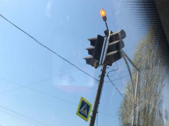 В Волжском фонари круглосуточно горят на перекрестке