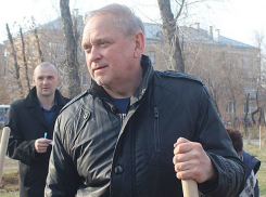 Игорь Воронин помахал лопатой вместе с дачниками в парке «Волжский»