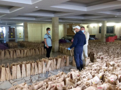 В Волжском для 2 500 семей выделили бесплатные продуктовые наборы