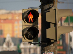 В Волжском открыли дорожное движение на улице Оломоуцкой после прорыва трубопровода