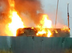 В Волжском загорелся строительный вагончик возле школы №35