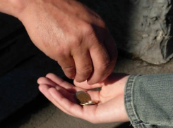 Волжанка принуждала малолетнюю дочь просить милостыню у церкви