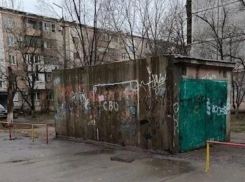 Брошенные гаражи Волжского портят вид дворов: власти ищут хозяев-призраков