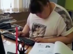 Сотрудница Волжского всхрапнула за рабочим столом