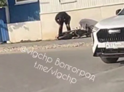 Инспектор попал в ДТП на эвакуируемом мопеде близ Волжского.