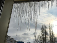 Жители жалуются на сосульки: администрация проверяет уборку наледи