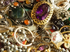 Ремонтник почти две недели воровал у волжанки украшения