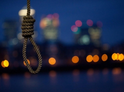 В сквере у РЦ «Спутник» повесился 32-летний мужчина 