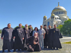 Волжский священнослужитель принял участие в литургии в «Крестах»