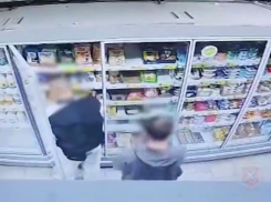 В Волжском пресечена серия магазинных краж: задержаны двое 18-летних подозреваемых, один из них – рецидивист