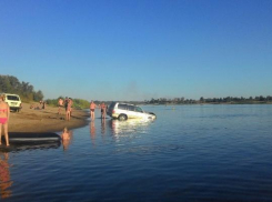 Водитель из Волжского приехал на пляж и припарковал своё авто в речке