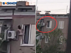 Полуголый ребенок вылез из окна 5 этажа в Волжском: видео