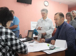 Первые лица Волжского проголосовали утром и  призвали горожан встать с постели