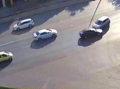 На «скандальном» перекрёстке в Волжском произошло столкновение двух иномарок 