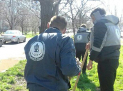 Сотрудники фирмы «СЕТ» привели в порядок одну из улиц Волжского 