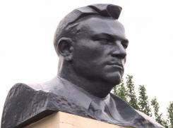 Памятник срочно нужно отмывать от краски! - волжский скульптор Николай Карпов