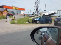 Бетонный столб с рекламным щитом «словила» иномарка в Средней Ахтубе