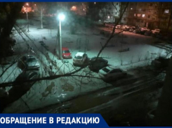 Во дворе Волжского автопарковку устроили прямо на детской площадке