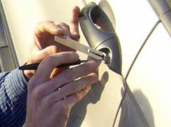 Двое волжан на Мамаевом Кургане украли из автомобиля пермячки пистолет и телефон